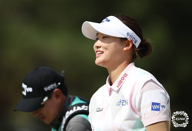 김민솔이 12일 열린 KLPGA 투어 iM금융오픈 최종 4라운드 1번 홀에서 버디를 잡은 후 홀아웃 하고 있다. 사진 | KLPGA