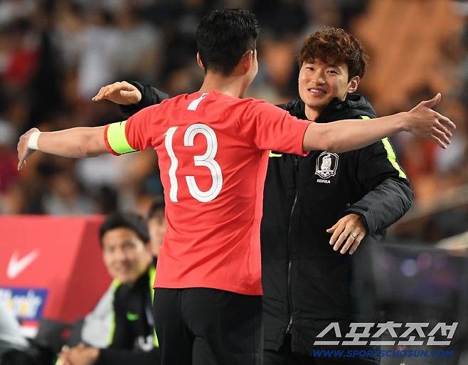 2018 러시아월드컵 한국축구대표팀과 온두라스의 평가전이 28일 오후 대구스타디움에서 열렸다. 후반 손흥민이 벼락같은 중거리슛으로 선제골을 넣은 후 김진수에게 달려가 포옹하고 있다. 대구=정재근 기자 cjg@sportschosun.com/2018.05.28/
