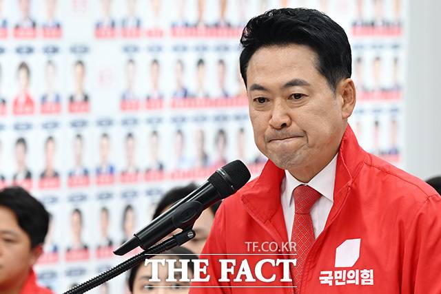 국민의힘은 이번 사태를 참정권을 침해한 '헌정 유린'으로 규정하며 강하게 반발했다. 사진은 3일 오후 서울 여의도 국민의힘 중앙당사에서 마련된 국민의힘 개표상황실에서 투표용지 부족 관련 긴급기자회견을 열고 입장을 밝히고 있는 장 대표. /남용희 기자
