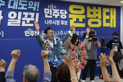 윤병태 더불어민주당 나주시장 당선자가 6·3 전국동시지방선거에서 승리를 확정한 뒤 지지자들과 함께 기쁨을 나누고 있다. 윤병태 나주시장 당선자 캠프제공