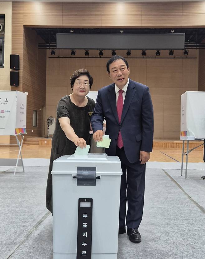 3일 오전 최민호 후보와 부인 전광희씨가 연동면 제1투표소에서 투표를 하고 있다. 김용배기자.