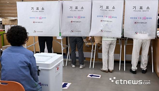 제9회 전국동시지방선거일인 3일 서울 영등포구 여의도중학교에 투표소에서 유권자들이 소중한 한 표를 행사하고 있다. 김민수기자 mskim@etnews.com