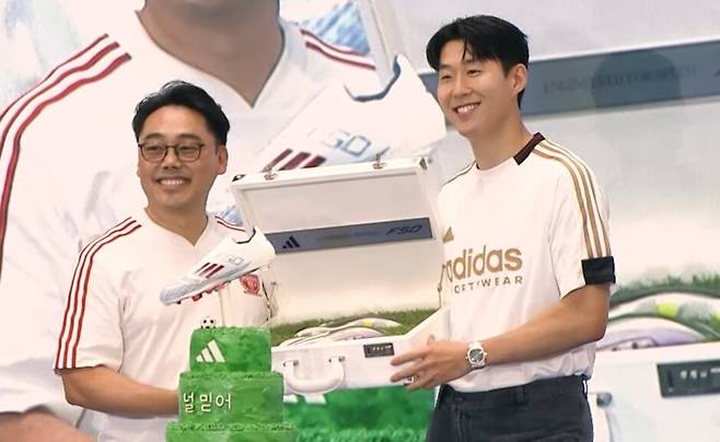7월6일 서울 영등포 타임스스퀘어에서 열린 아디다스 행사장에서 만난 피터 곽 아디다스코리아 대표(왼쪽)와 축구 국가대표 손흥민 선수. 유튜브 ‘인터티비’ 영상 갈무리
