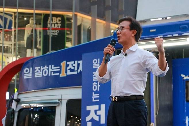 전재수 더불어민주당 부산시장 후보가 유세를 하고 있다. 전재수 캠프 제공