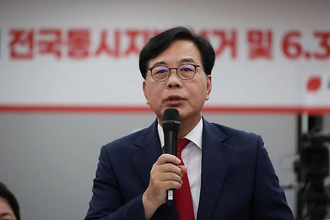 국민의힘 송언석 공동선거대책위원장이 3일 여의도 중앙당사 개표상황실에서 투표용지 부족 사태와 관련한 긴급 기자간담회를 열고 '서울 선거 연기'와 '개표 중단'을 요구하고 있다. 사진 공동취재단