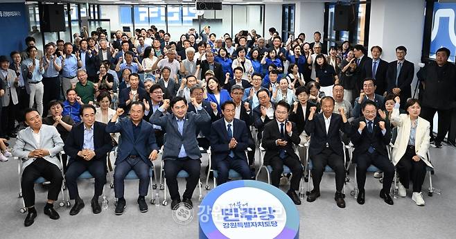 ▲ 제9회전국지방동시선거가 실시된 3일 더불어민주당에서 출구 개표결과를 보며 환호하고 있다. 김정호 기자