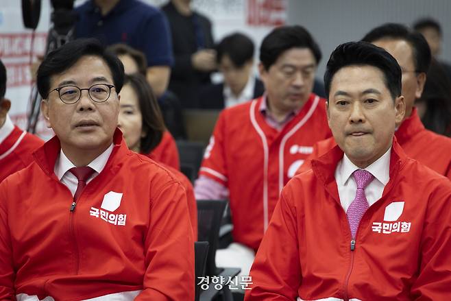 장동혁 국민의힘 상임선거대책위원장과 송언석 공동선대위원장 등 공동선대위원장들이 3일 여의도 당사에 마련된 국민의힘 개표 상황실에서 제9회 전국동시지방선거 및 6.3 국회의원 재보궐선거 방송사 출구조사 결과를 보고 있다. 한수빈 기자