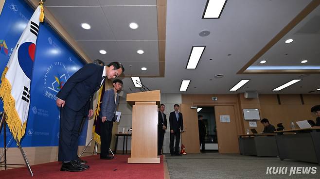 허철훈 중앙선거관리위원회 사무총장, 윤재수 선거정책실장, 이상능 선거1국장이 3일 경기 과천 중앙선관위에서 투표용지 부족 사태 관련 대국민 사과를 하고 있다. 남동균 기자