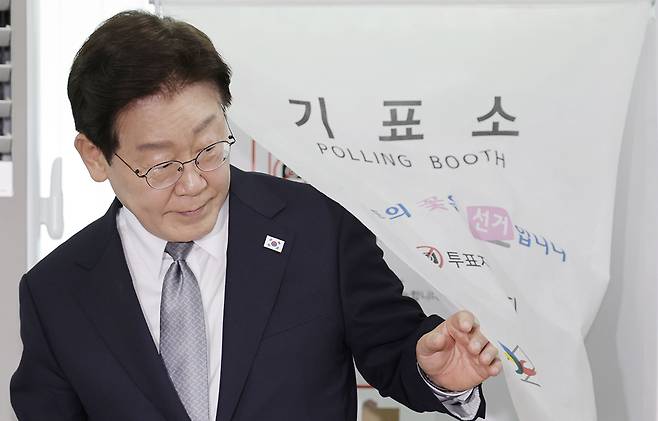 이재명 대통령이 제9회 전국동시지방선거 사전투표 첫날인 29일 서울 종로구 삼청동 주민센터에 마련된 사전투표소에서 투표를 마친 뒤 기표소에서 나오고 있다. 연합뉴스