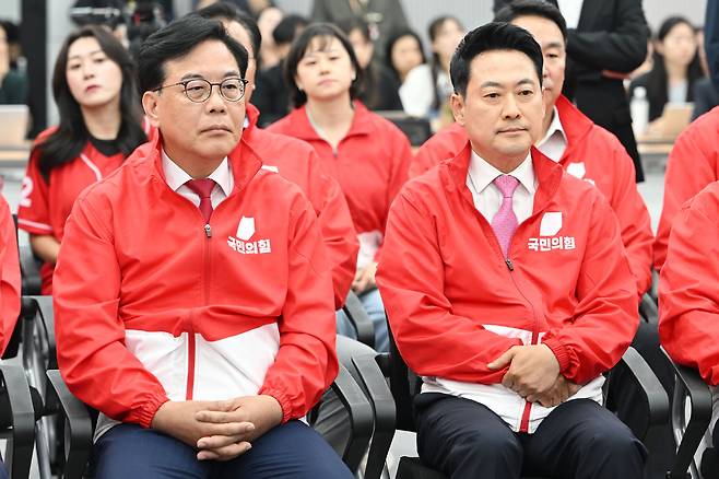 장동혁 국민의힘 대표(오른쪽)와 송언석 원내대표 및 지도부가 3일 서울 여의도 국민의힘 중앙당사에 마련된 국민의힘 개표상황실에서 제9회 전국동시지방선거 개표방송 출구조사 결과를 지켜보고 있다. 연합뉴스