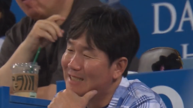 류지현 감독이 6월 3일 대구 NC 다이노스전 이재현의 홈런을 보고 미소짓고 있다./티빙 캡처