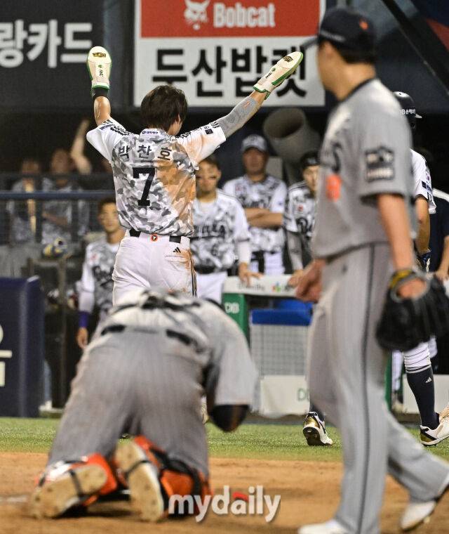 2026년 6월 2일 오후 서울 잠실구장에서 열린 '2026 신한 SOL KBO리그' 한화 이글스와 두산 베어스의 경기. 두산 2루 주자 박찬호가 8회말 2사 만루서 조수행의 2타점 적시타 때 홈을 밟은 뒤 비디오판독 요청을 하며 세이프를 자신하고 있다./마이데일리