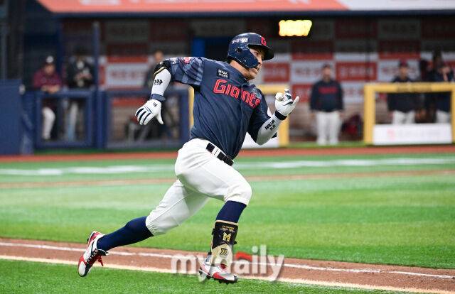 2026년 4월 12일 오후 서울 고척스카이돔에서 열린 '2026 신한 SOL KBO리그' 롯데 자이언츠와 키움 히어로즈의 경기. 롯데 황성빈이 8회초 2사 후 3루타를 친 뒤 전력 질주하고 있다./마이데일리