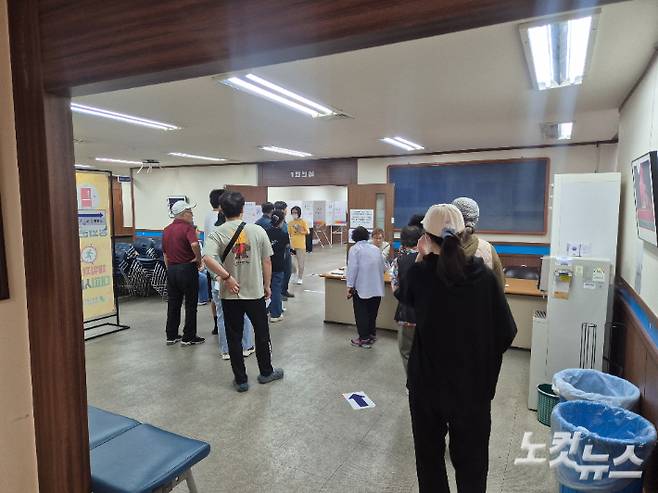 제9회 전국동시지방선거 및 국회의원 재·보궐선거일인 3일 오전 울산상공회의소 6층에 마련된 신정3동 제1투표소에 유권자들이 투표를 하기 위해 줄을 서 있다. 이상록 기자