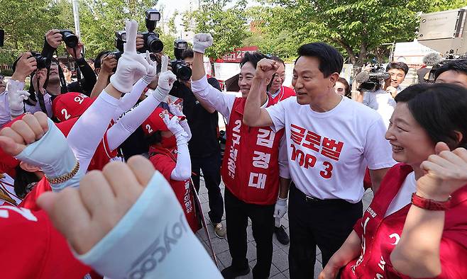 국민의힘 오세훈 서울시장 후보가 지난 2일 서울 용산구 효창공원역 인근에서 기자간담회를 마친 뒤 지지자들을 독려하고 있다. 이재문 기자