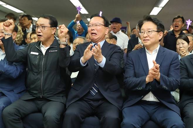 출구조사 결과 지켜보는 김부겸 - 더불어민주당 김부겸 대구시장 후보가 3일 오후 대구 달서구 선거캠프에서 6·3 지방선거 출구조사 결과 발표를 지켜보고 있다. 2026.6.3. 뉴스1