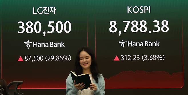 코스피가 전장보다 312.23포인트(3.68%) 오른 8788.38에 장을 마치며 종가 기준 사상 최고치를 경신한 1일 서울 하나은행 본점 딜링룸에서 딜러들이 업무를 보고 있다. 성형주 기자