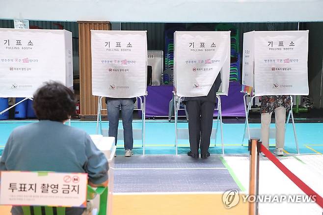 민주주의의 꽃 '선거' (속초=연합뉴스) 류호준 기자 = 6·3 지방선거일인 3일 강원 속초시 교동 설악중학교에 설치된 투표소에서 시민들이 투표하고 있다. 2026.6.3 ryu@yna.co.kr