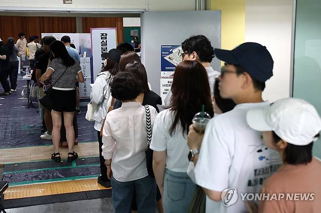 제9회 전국동시지방선거 (서울=연합뉴스) 윤동진 기자 = 제9회 전국동시지방선거일인 3일 잠실본동 제4,5,6투표소가 설치된 서울 잠전초등학교 체육관에서 유권자들이 투표를 하기 위해 줄을 서 있다. 2026.6.3 mon@yna.co.kr