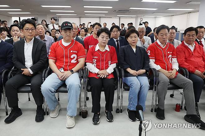 출구조사 결과 방송 지켜보는 오세훈 후보 캠프 관계자들 (서울=연합뉴스) 서대연 기자 = 국민의힘 오세훈 서울시장 후보 캠프 관계자들이 3일 서울 종로구 대왕빌딩에 마련된 선거사무소에서 제9회 전국동시지방선거 방송3사 출구조사 결과를 확인하고 있다.
왼쪽부터 김병민 선대위 대변인, 김재섭, 윤희숙 공동선대위원장, 조은희 총괄선거대책본부장, 박수민 공동선대위원장, 김선동 총괄본부장. 2026.6.3 dwise@yna.co.kr