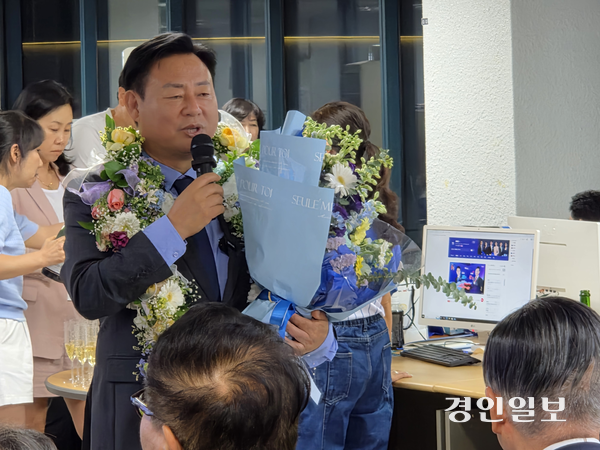 더불어민주당 신동화 구리시장 당선자가 4일 당선확실 이후 축하를 받으면서 구리시 발전을 위한 화합을 당부했다. 또 서울편입에 대해 ‘희망고문인지 따져보겠다’는 일성을 남겼다. 2026.6.4 구리/권순정기자 sj@kyeongin.com