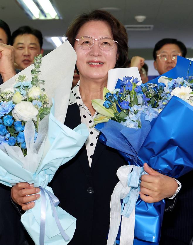 ▲ 추미애 더불어민주당 경기도지사 후보가 4일 오전 수원특례시 팔달구 마라톤빌딩 선거사무소에서 당선이 확실시되자 꽃다발을 들고 기념촬영을 하고 있다./전광현 기자 maggie@incheonilbo.com