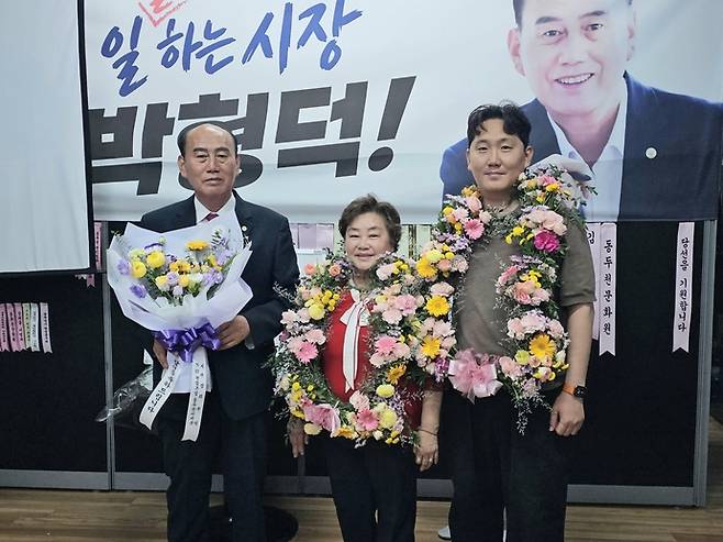 박형덕 국민의힘 동두천시장 후보가 당선 기념촬영을 하고 있다. 사진=박형덕 후보 캠프 제공