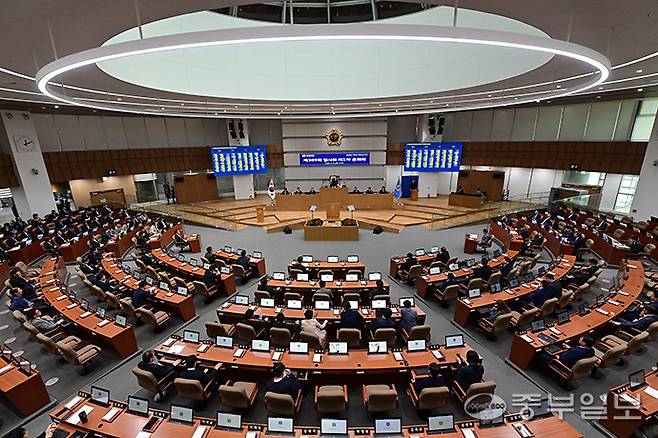지난달 21일 오전 수원시 영통구 경기도의회 본회의장에서 열린 제389회 임시회 제1차 본회의가 진행되고 있다. 임채운기자
