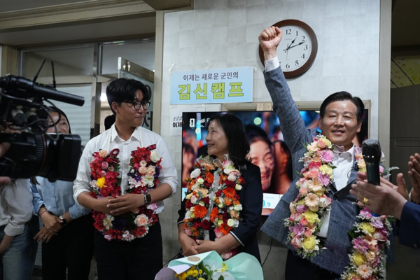 제9회 전국동시지방선거 전남 완도군수에 출마한 무소속 김신 후보가 당선 소식을 듣고 지지자들과 함께 기뻐하고 있다. 김신 당선인 측 제공