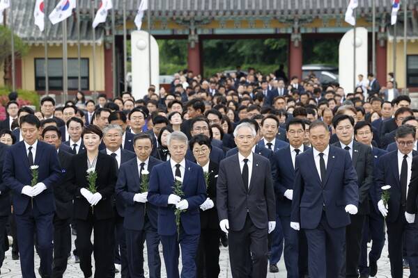 4일 광주 북구 운정동 국립 5·18 민주묘지에서 제9회 전국동시지방선거 더불어민주당 전남광주통합특별시 당선자들이 참배하기 위해 이동하고 있다. 판영석 기자