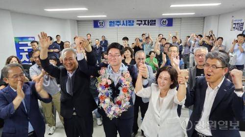 ◇더불어민주당 구자열 후보가 원주시장 당선이 확정되자 선거캠프에서 부인 한일선씨와 축하꽃다발을 들고 송기헌(원주을) 국회의원, 여준성 원주갑지역위원장, 지지자 등으로부터 축하를 받고있다. 원주=허남윤기자