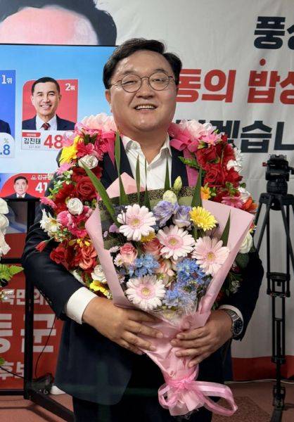 6.3 지방선거 하동군수 선거에서 당선된 국민의힘 김현수 후보가 당선이 확정된 뒤 자신의 선거사무소에서 지지자들에게 받은 꽃목걸이를 목에 걸고 당선 소감을 밝히고 있다.