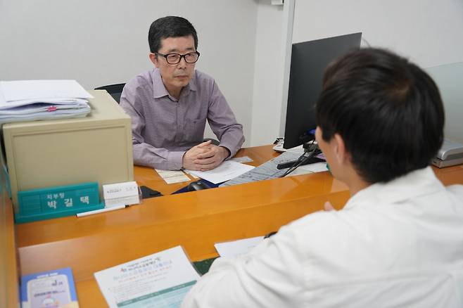 박길택 하나미소금융재단 서울지부장이 지난달 27일 상담창구에서 미소금융 대출 심사와 상담 절차를 설명하고 있다.(사진제공=서민금융진흥원)