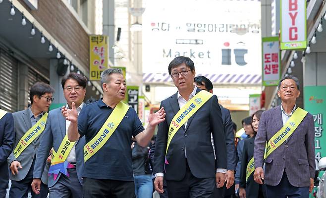 최휘영 문화체육관광부 장관이 15일 경남 밀양아리랑시장을 방문해 바가지요금 퇴출 캠페인을 벌이고 있는 모습.(사진제공=문화체육관광부)