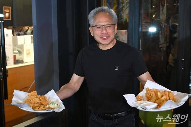 젠슨 황 엔비디아 최고경영자가 지난해 10월 30일 오후 서울 강남구 치킨집 '깐부치킨 삼성점'에서 이재용 삼성전자 회장, 정의선 현대차그룹 회장을 만나 '치킨 회동'을 즐기며 매장 밖으로 찾아 시민들에게 치킨을 나누어 주고 있다. 사진=강민석 기자 kms@newsway.co.kr