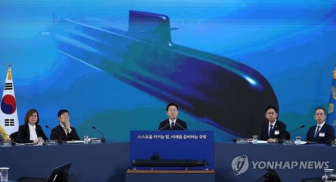 이재명 대통령(가운데)이 지난달 26일 경남 창원시 진해구에서 열린 제1회 미래국방전략위원회에서 안규백 국방부 장관의 핵추진잠수함 개발 기본계획 보고를 듣고 있다. 사진=연합뉴스 제공