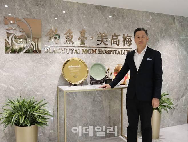 류야닝 중국음식문화공작부 주임이 중국 베이징 본사 사무실에서 이데일리와 인터뷰에 응하고 있다. (사진=이데일리 이명철 특파원)