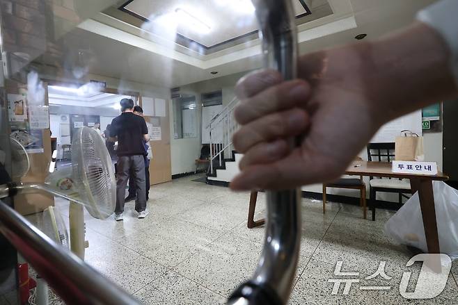 제9회 전국동시지방선거일인 3일 오후 투표용지 부족 사태로 투표 시간이 오후 10시까지 연장된 서울 송파구 잠실7동 제2투표소에서 관계자들이 분주한 모습을 보이고 있다. 2026.6.3 ⓒ 뉴스1 박지혜 기자