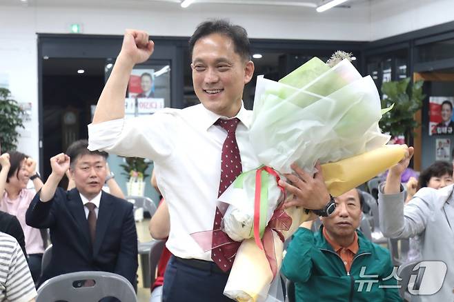 김태규 울산 남구갑 국회의원 보궐선거 국민의힘 후보가 4일 울산 남구 소재 자신의 선거캠프에서 당선이 확실시 되자 꽃다발을 들고 환호하고 있다.2026.06.04.ⓒ 뉴스1 김세은 기자