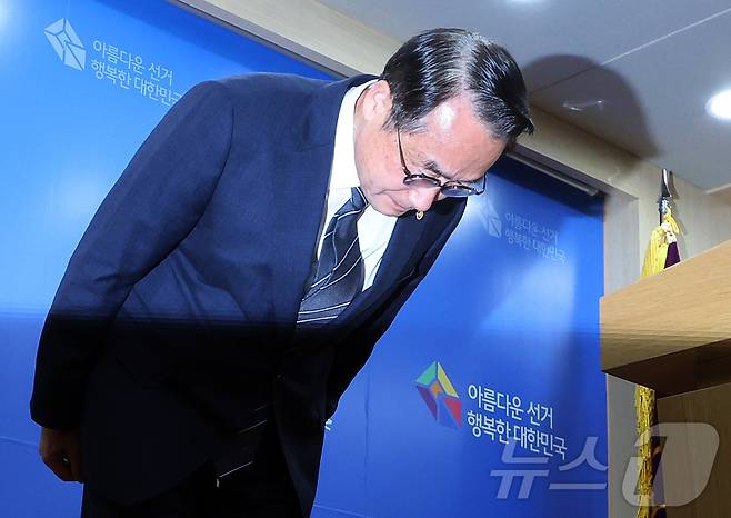 허철훈 중앙선거관리위원회 사무총장이 6·3 지방선거 본투표가 실시된 3일 경기 과천 중앙선관위원회에서 서울 송파구 등 일부 투표소에서 벌어진 투표용지 부족 사태와 관련해 대국민 사과를 하고 있다. 2026.6.3 ⓒ 뉴스1 김진환 기자