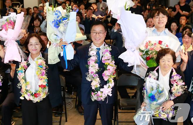3일 실시한 제9회 전국동시지방선거 제주도지사선거에서 위성곤 더불어민주당 후보가 이날 오후 제주 선거사무소에서 당선이 확실시되자 지지자들과 환호하고 있다. 2026.6.3 ⓒ 뉴스1 강승남 기자