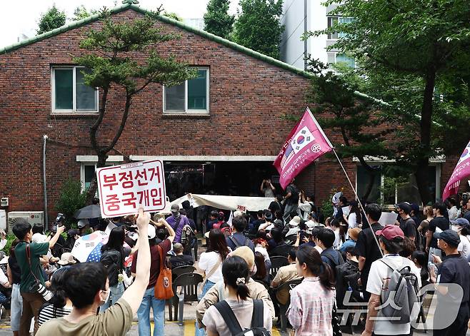 4일 오전 제9회 전국동시지방선거 및 국회의원 재·보궐선거 투표함 이송이 지연되고 있는 서울 송파구 잠실7동 제2투표소에서 시위대와 일부 주민들이 부정선거를 외치며 입구를 봉쇄하고 있다. 2026.6.4 ⓒ 뉴스1 김민지 기자