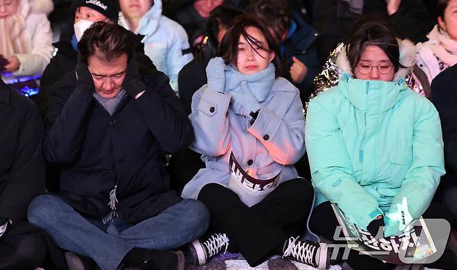 지난해 12월 서울 여의도 국회 앞 집회에 참석한 조국 조국혁신당 대표(왼쪽부터), 김재연 진보당 대표, 용혜인 기본소득당 대표. 2025.12.3 ⓒ 뉴스1 박지혜 기자