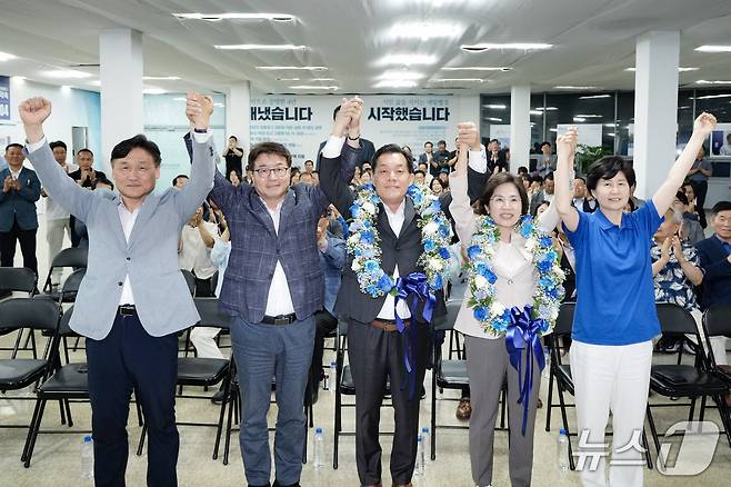 이재준 경기 수원시장 당선인이 배우자와 김영진·염태영·백혜련 국회의원과 만세 포즈를 취하며 승리를 자축하고 있다. (이 당선인 선거캠프 제공. 재판매 및 DB 금지) 2026.6.4/뉴스1