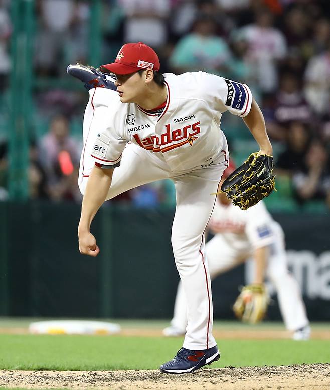 SSG 조병현이 3일 인천SSG랜더스필드에서 열린 2026 KBO리그 키움전에서 역투하고 있다. 사진 | SSG 랜더스