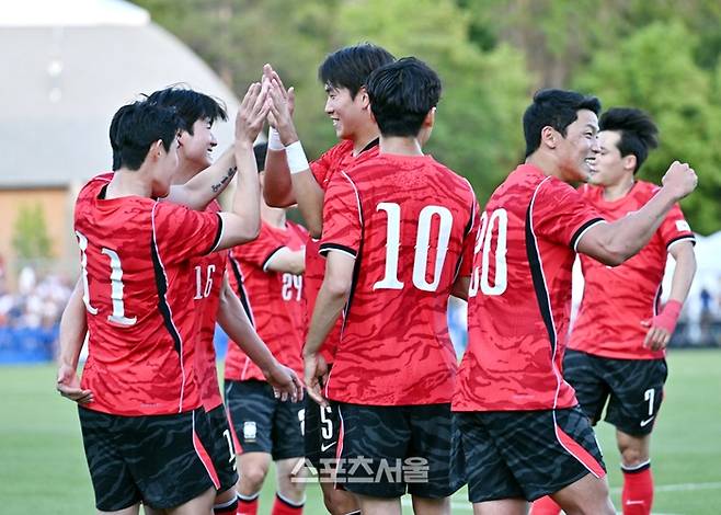 축구국가대표팀의 이동경(맨 왼쪽)이 4일(한국시간) 미국 유타주 프로보 스미스 필드 하우스 사우스 필드에서 진행된 엘살바도르와의 평가전에서 골을 넣은 뒤 동료들과 하이파이브를 하고 있다. 2026. 6. 4. 프로보(미 유타주) | 박진업 기자 upandup@sportsseoul.com