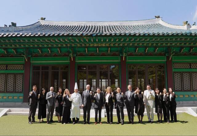 서울신라호텔과 LHW의 주요 인사가 영빈관에서 기념 사진을 촬영하고 있다. 서울신라호텔 윤준식 총주방장(좌측에서 여섯 번째), LHW CCO 크리스 워커(좌측에서 일곱 번째), 서울신라호텔 성윤기 총지배인(좌측에서 여덟 번째), LHW CEO 셰넌 냅(좌측에서 아홉 번째). /호텔신라