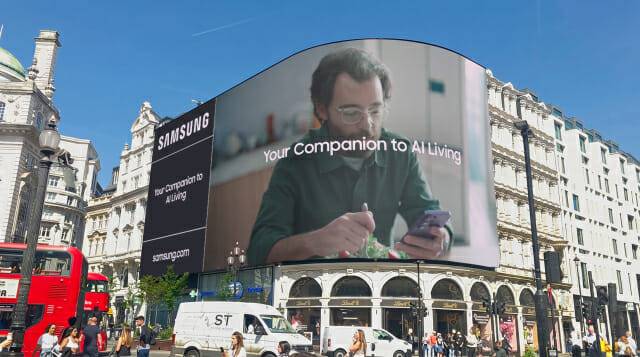 삼성전자가 영국 런던 피카딜리 광장에서 '당신의 AI 일상 동반자(Your companion to AI Living)'를 주제로 새로운 글로벌 영상 캠페인을 진행한다.(사진=삼성전자)