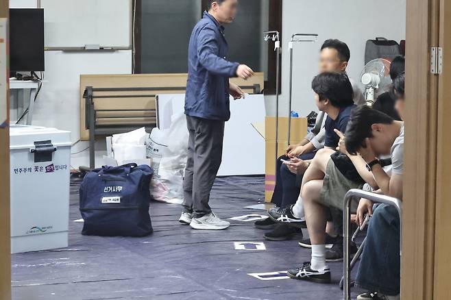 6·3 지방선거 본투표일인 3일 투표용지 부족으로 투표시간이 오후 10시까지 연장된 서울 송파구 잠실7동 제2투표소에서 투표 종료 후 투표함 이송이 지연되고 있다. /연합뉴스