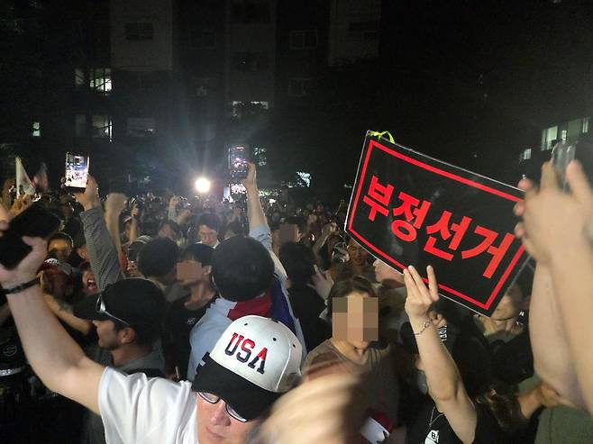 4일 0시쯤 서울 송파구 잠실7동2투표소 앞에 부정선거를 주장하는 인파가 몰려 있다. 남병진 기자